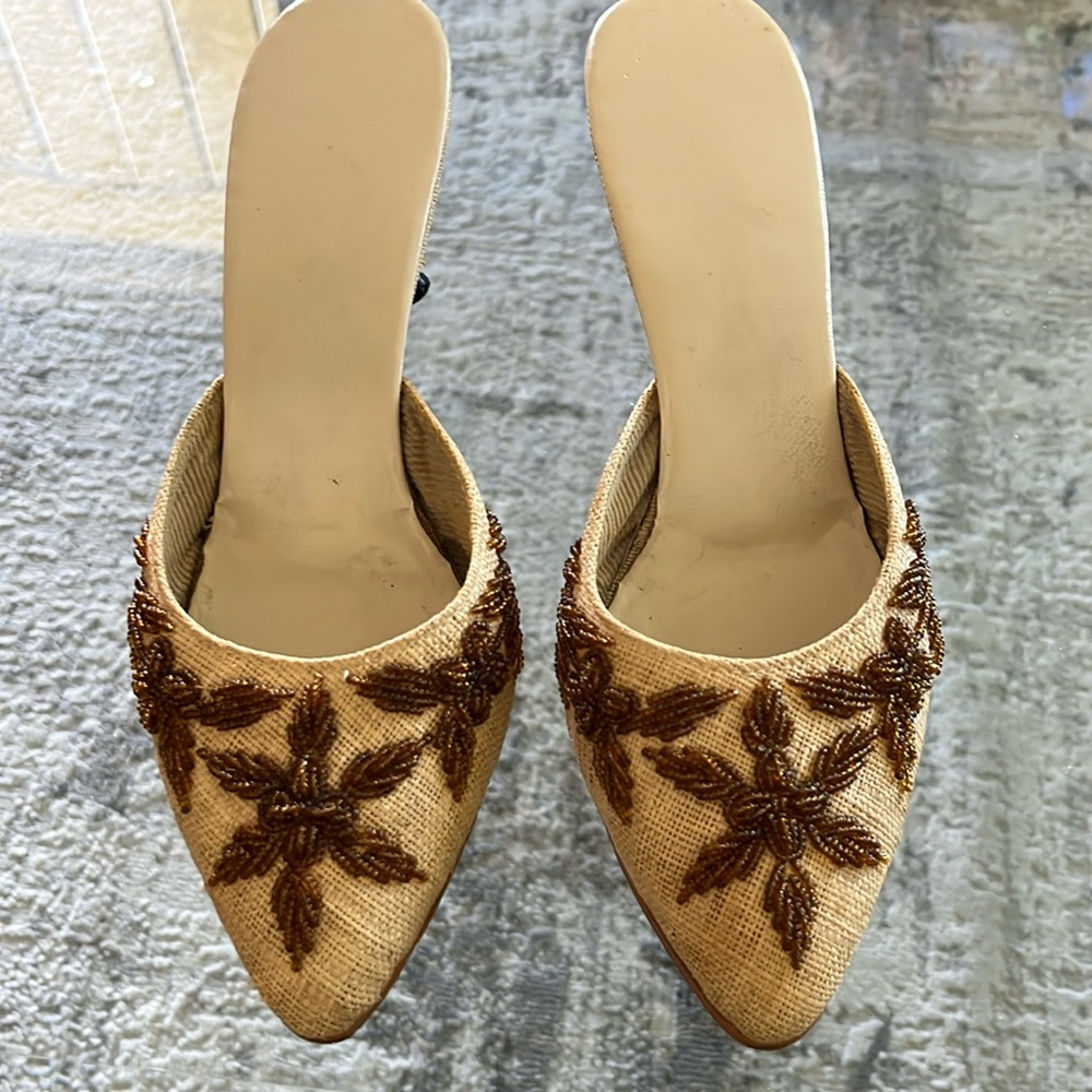 Vintage mules in great shape! guessing would say they are from the 40’s or 50’